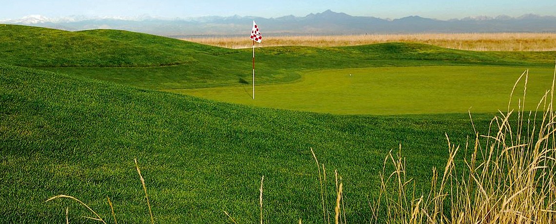 Buffalo Run championship green with Colorado mountain backdrop